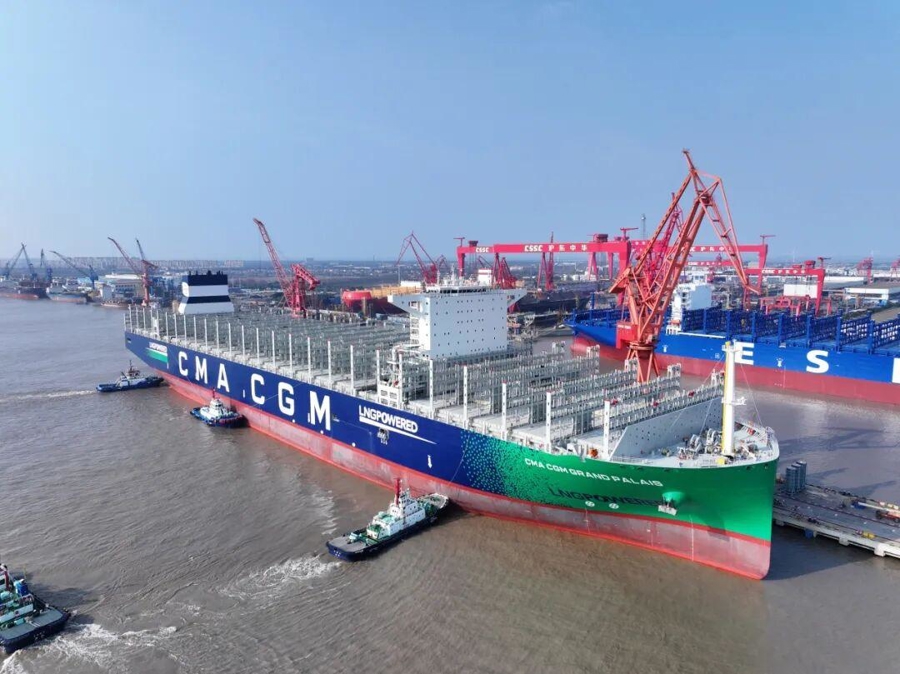 2.4万标箱双燃料动力集装箱船。