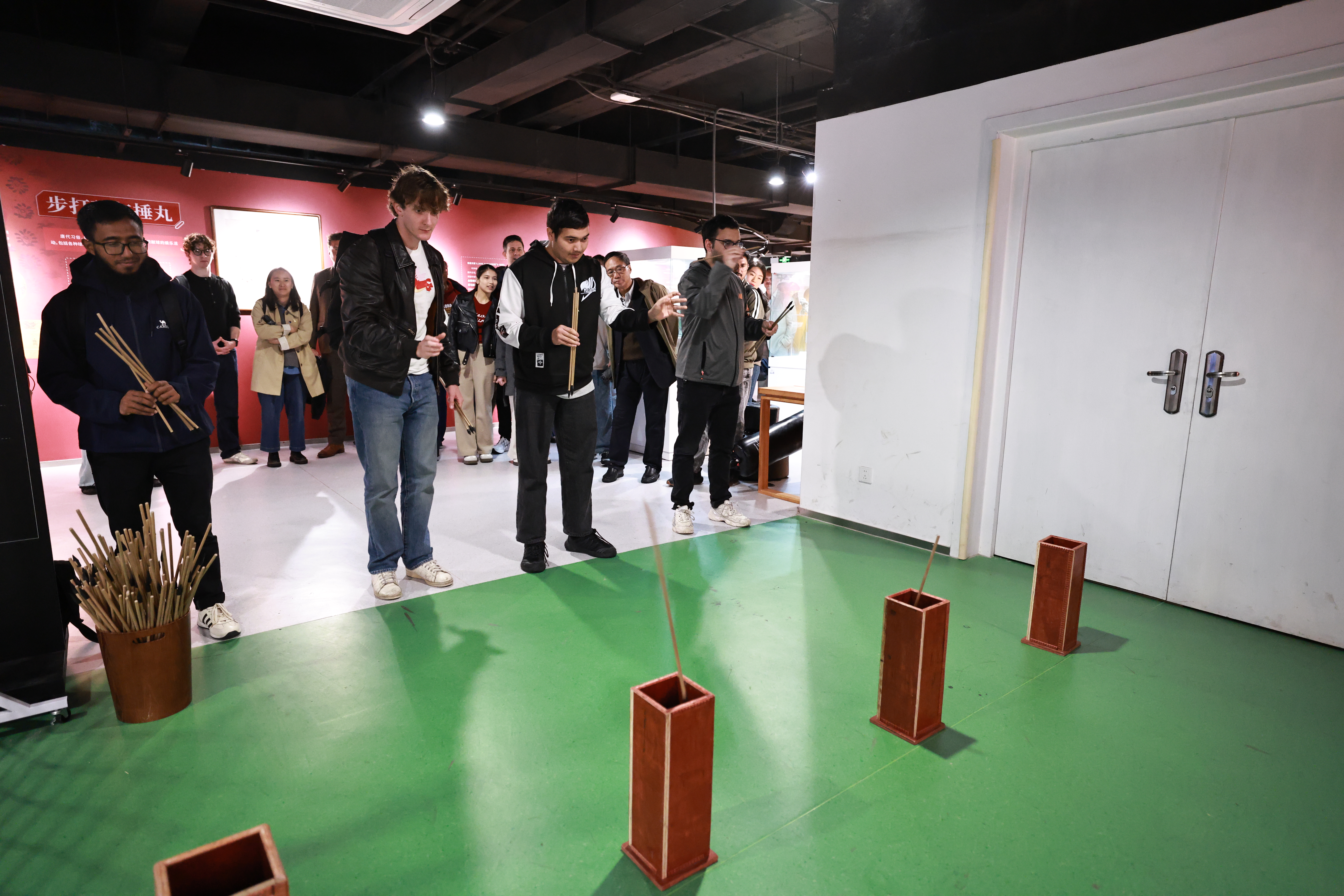 体验中国传统体育项目&nbsp; &nbsp;张昊摄