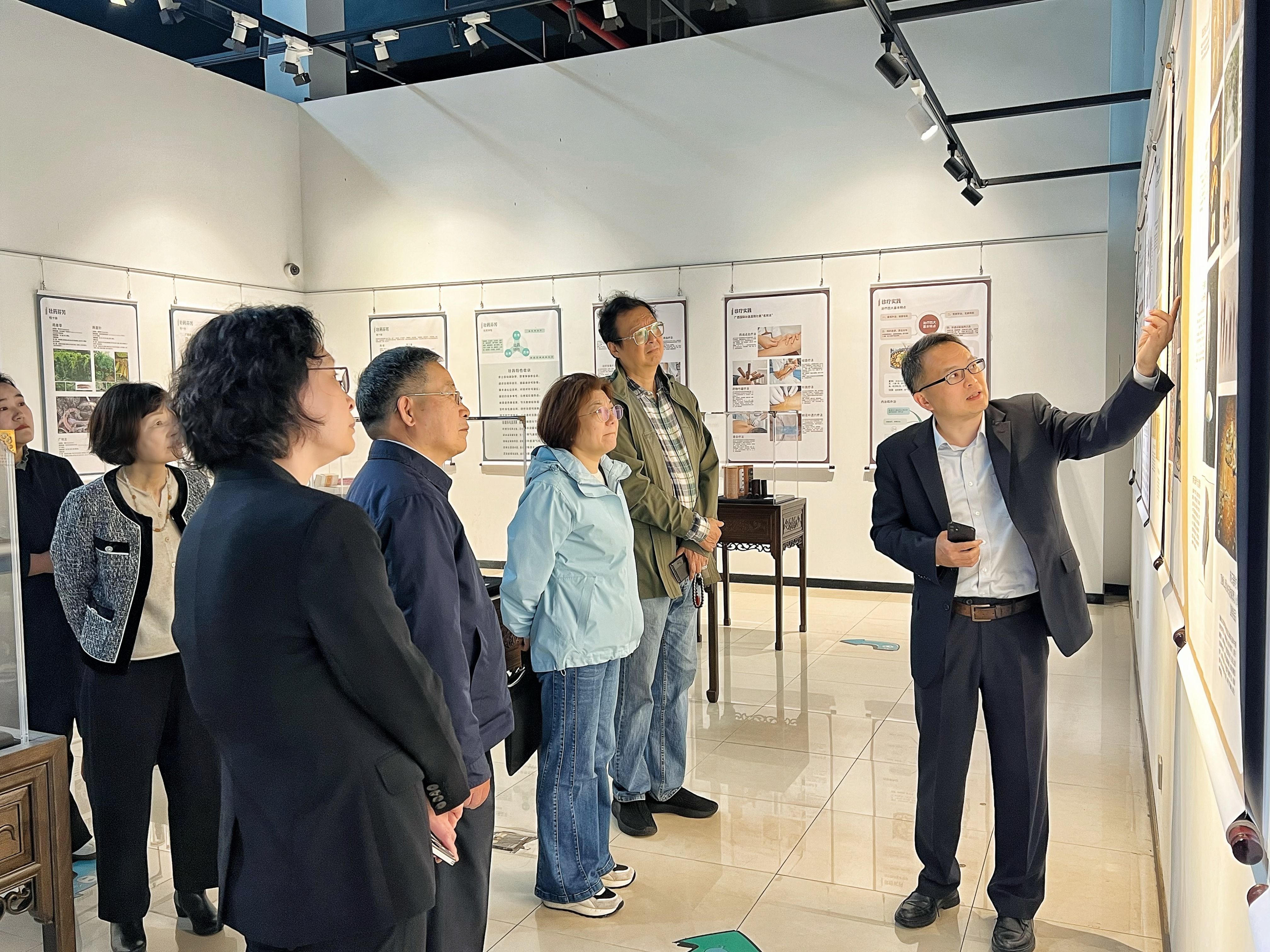 委员们参观上海中医药博物馆“瓯骆之光——壮医药巡展”