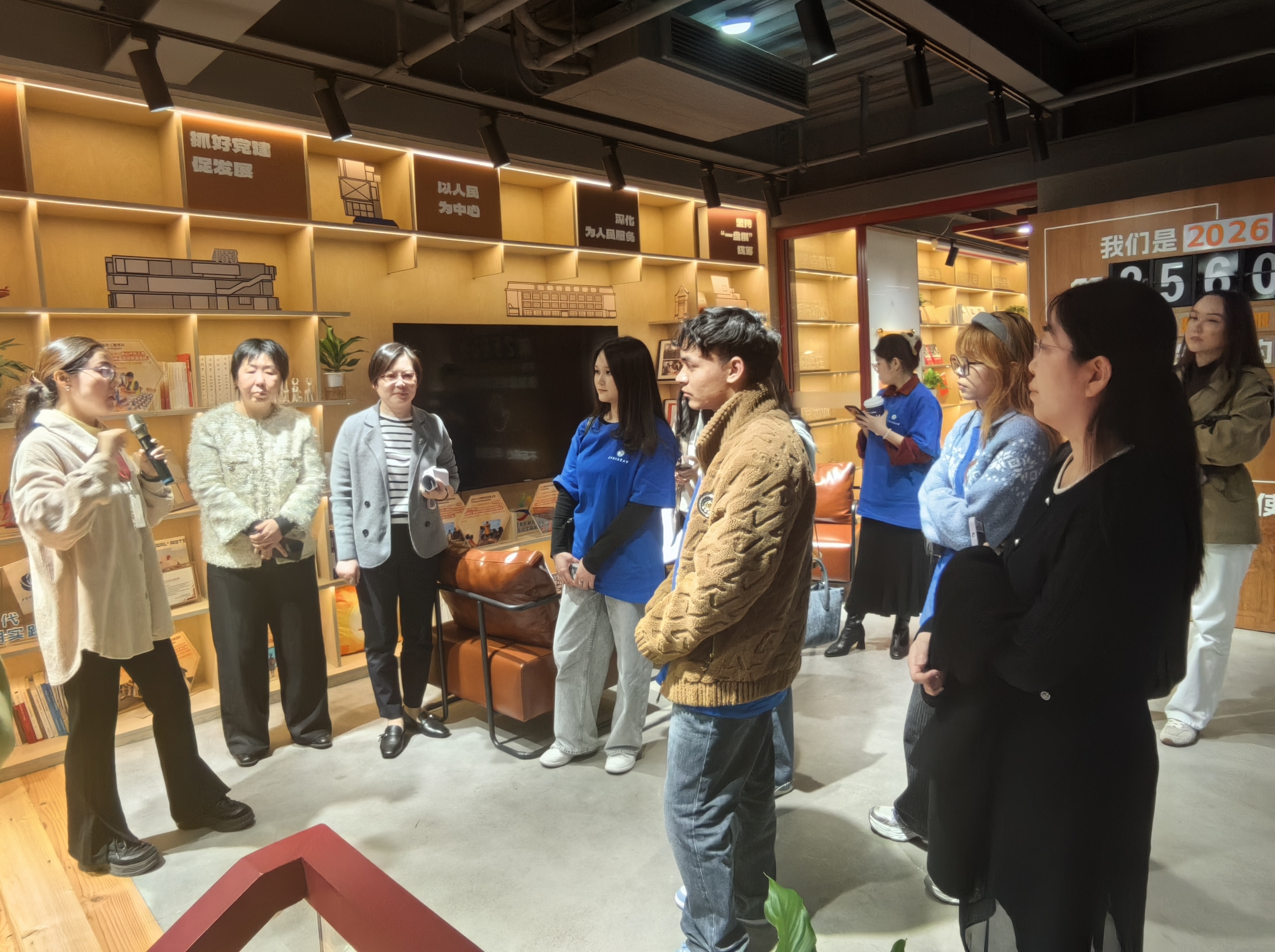 在沪东新村街道政协委员工作站与工作人员交流