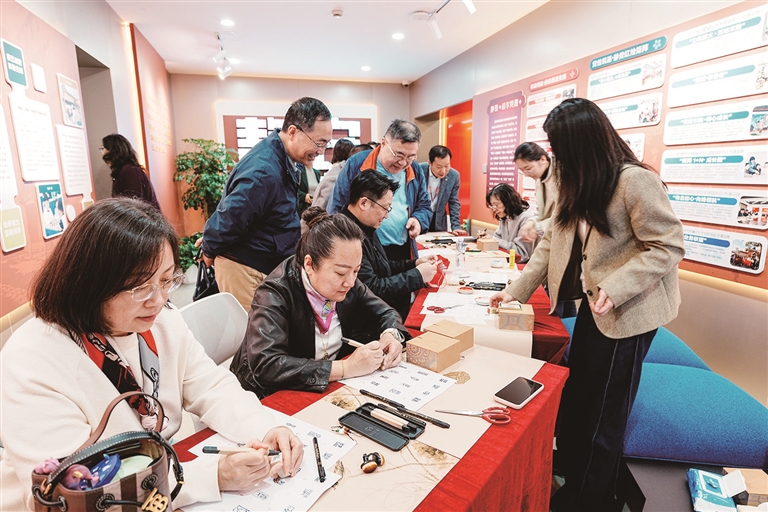 图为静安区政协教育界别委员联系群众专场活动现场&nbsp; 康静 摄