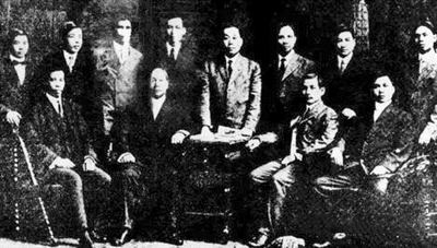 1911年孙中山在美国筹募革命经费时，得到洪门致公堂及同盟会合力相助。图为孙中山在旧金山成立洪门筹饷局时，与该局成员合影（前排右二为孙中山、右三为黄三德）。