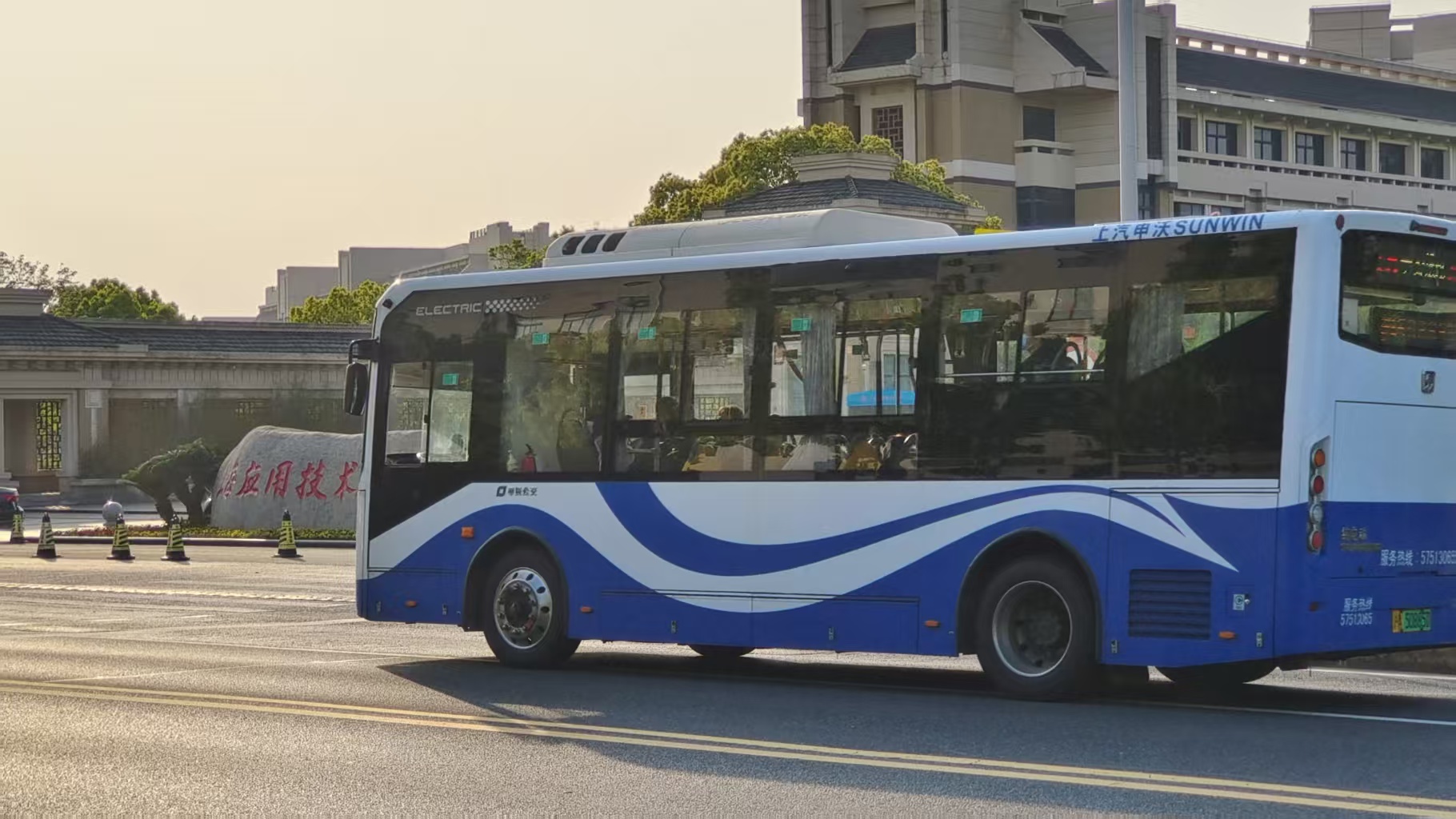 一辆公交车正经过上海应用技术大学大门