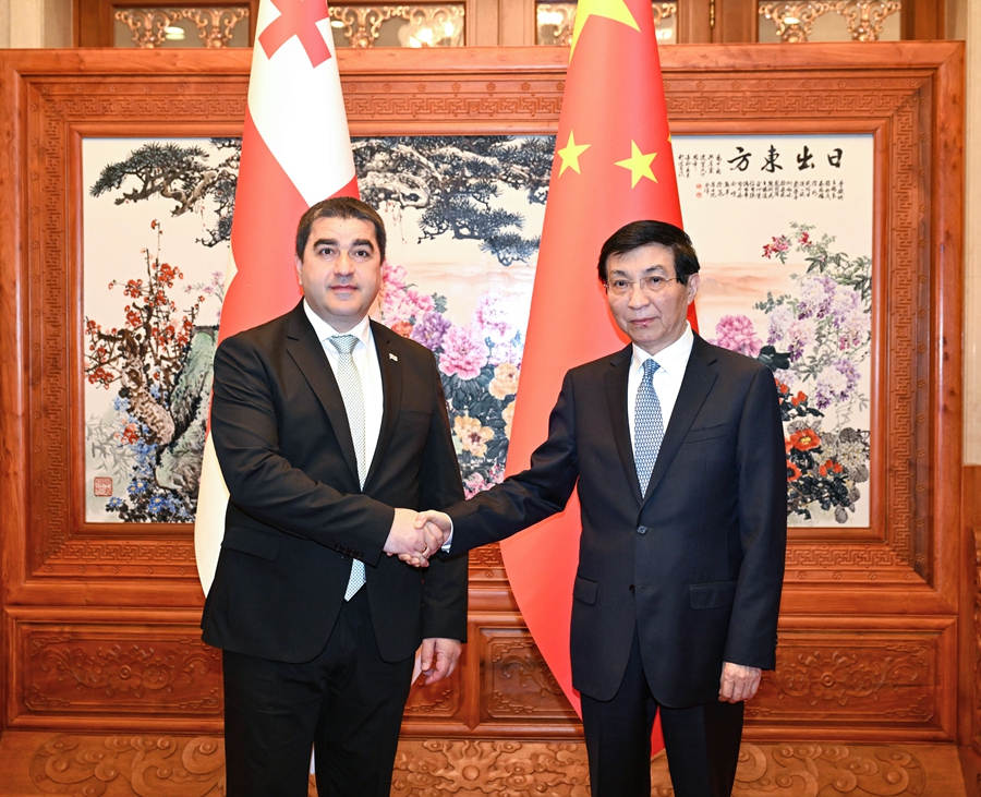 5月18日,全国政协主席王沪宁在北京会见格鲁吉亚议长帕普阿什维利。 新华社记者 饶爱民 摄