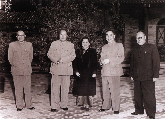 1956年10月,宋庆龄与毛泽东、周恩来、陈毅、张闻天在北京中南海