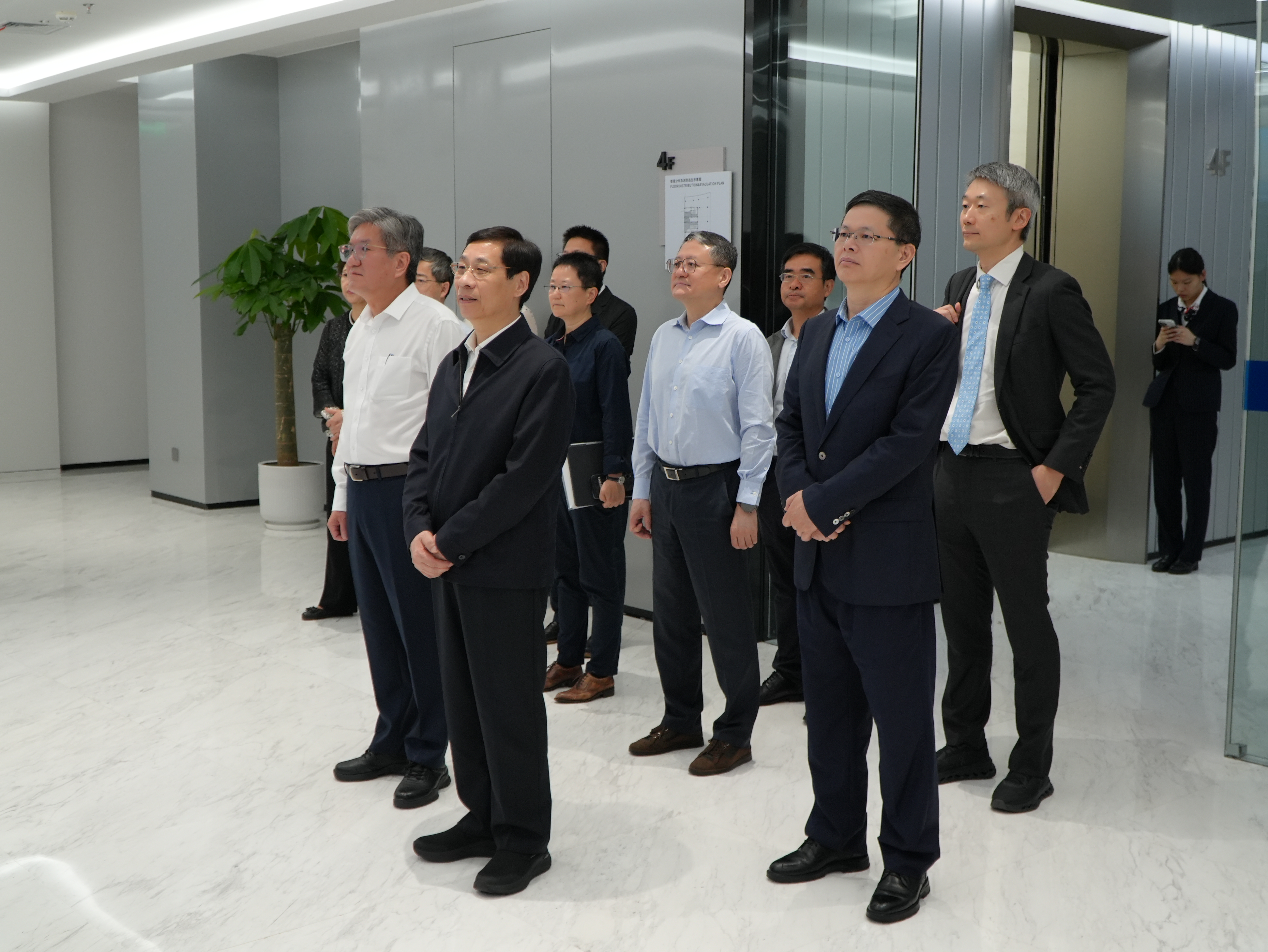 视察上海港智慧指挥中心