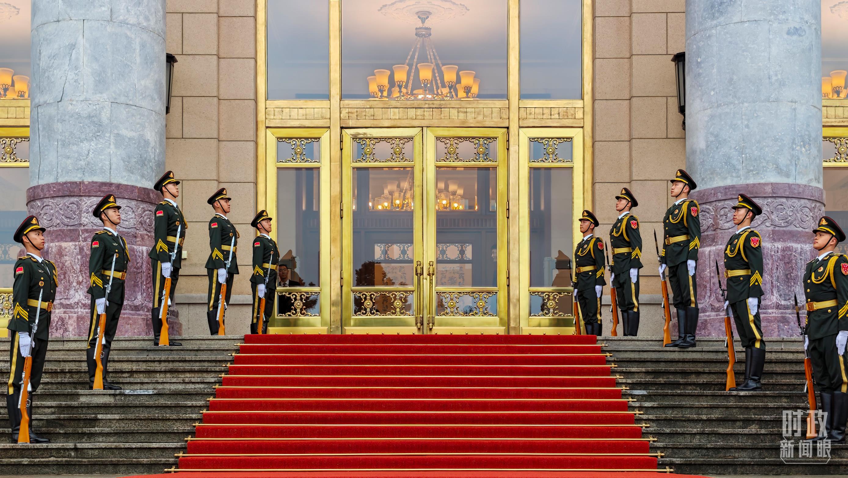 △礼兵与红毯,人民大会堂。(总台央视记者张垚拍摄)