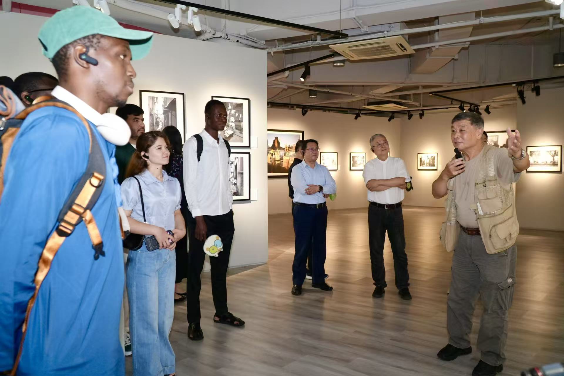 参观“印记上海 奋进长宁”旅美摄影家龚建华摄影展
