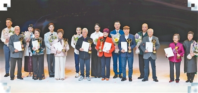 第三十四届上海白玉兰戏剧表演艺术奖颁奖晚会上,上海昆剧团“昆大班”获特殊贡献奖。<BR/>新华社记者 王 翔摄