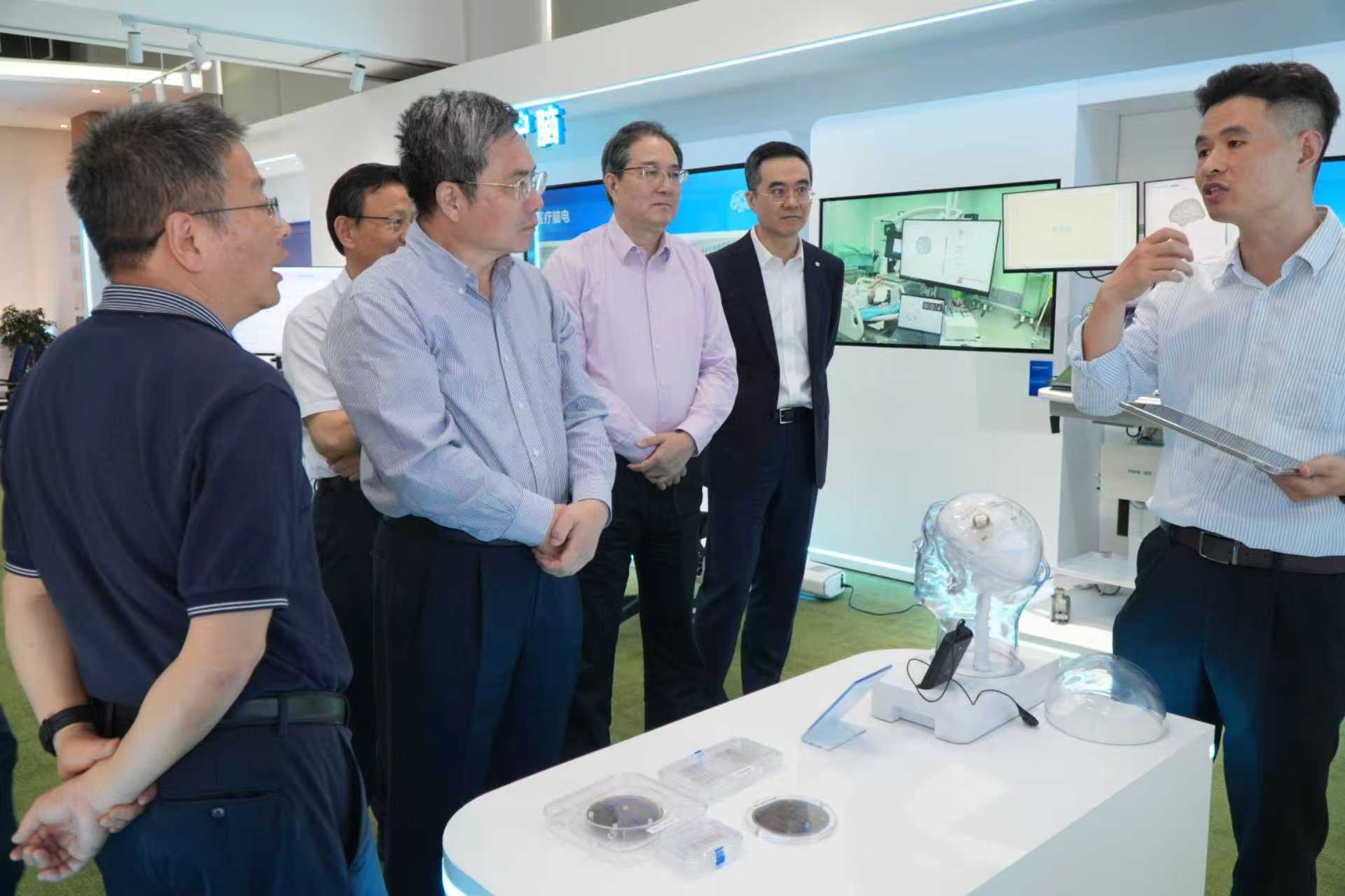 参观博睿康脑机接口展厅