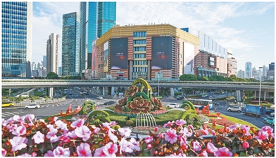 上海正大广场，上海国际电影节视觉元素营造光影氛围。<BR/>陈和 摄
