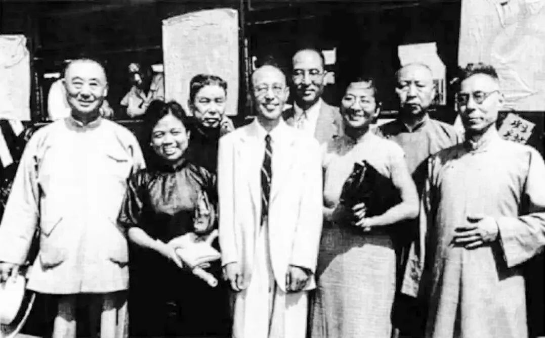 和平请愿团出发前部分代表合影,右起:马叙伦、包达三、雷洁琼、阎宝航、张絅伯、盛丕华、胡子婴(代表团秘书)、蒉延芳。