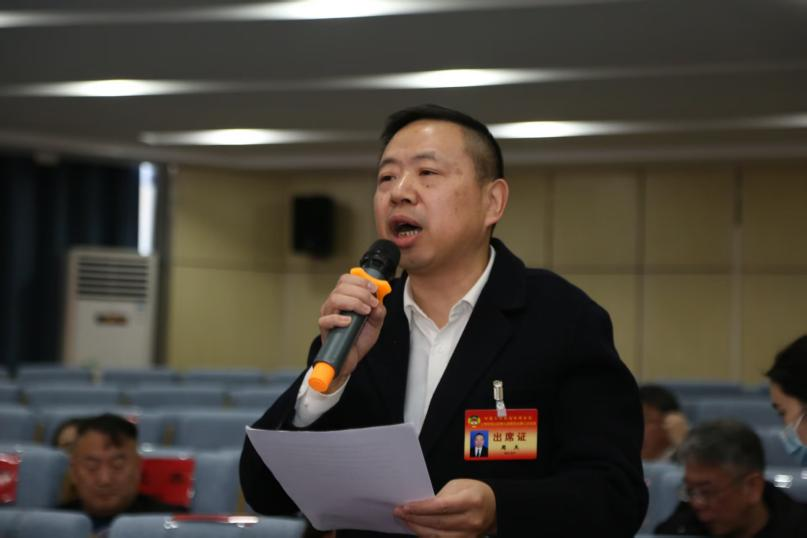 图说:周杰在区政协全会上发言