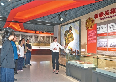 群众在辽宁沈阳抗美援朝烈士纪念馆参观。邹新江 摄