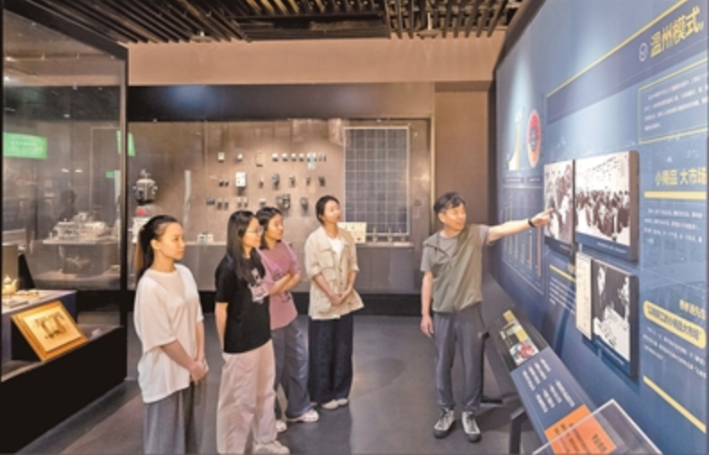 观众参观浙江温州博物馆，了解改革开放后温州民营经济发展历程。<BR/>陈真健摄