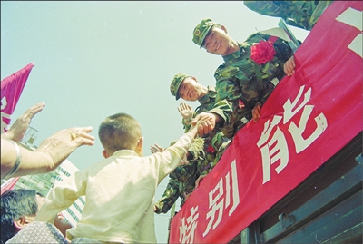 1998年9月15日，完成任务的抗洪官兵陆续从江西省九江市撤离，当地群众热情欢送人民子弟兵。（资料照片）燕平 摄