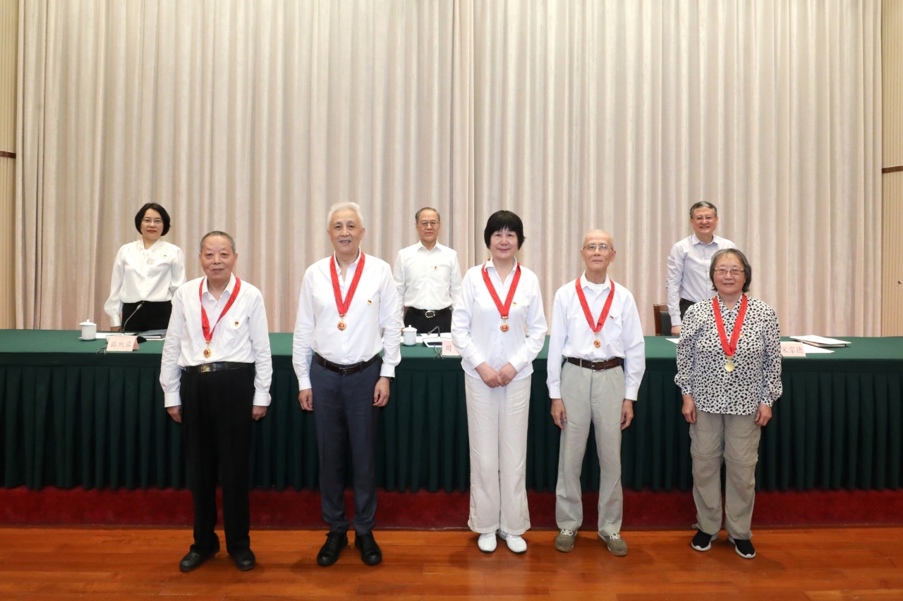 会议向老党员代表颁发了“光荣在党50年”纪念章