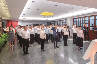昨天(7月1日),上海市新发展党员代表集中入党宣誓活动在中共一大纪念馆举行。孟雨涵 摄