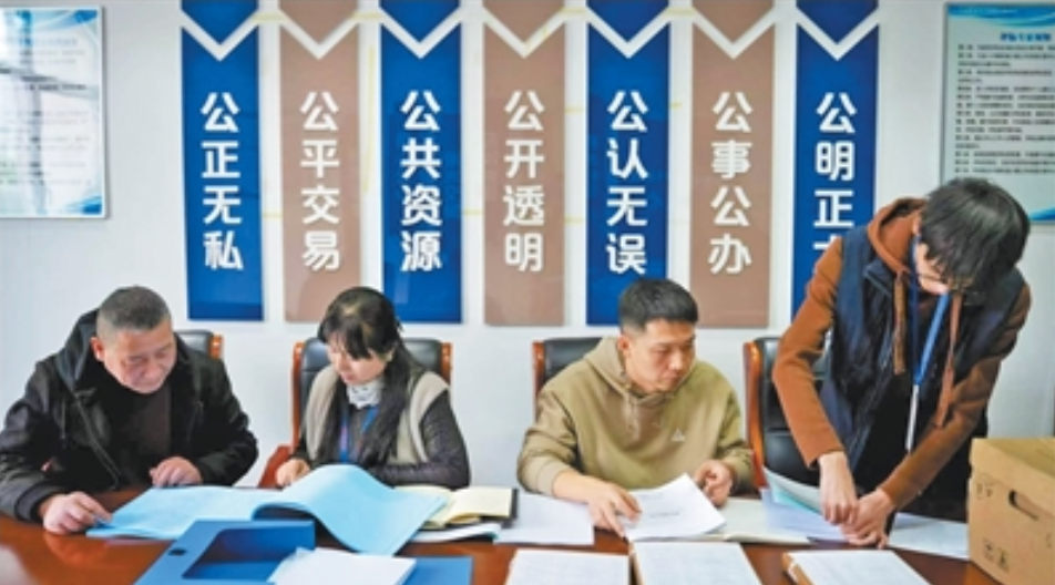浙江杭州市余杭区中泰街道纪工委联合街道城建办等部门开展村级工程监督,工作人员对相关资料进行核查。<BR/>焦雨婷摄