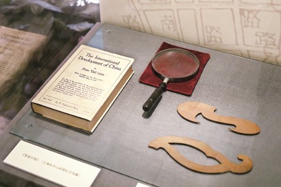 孙中山撰写《实业计划》时使用过的曲线板、放大镜。记者 蒋迪雯 摄