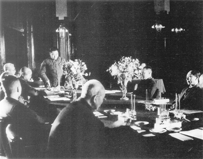 以周恩来为首席代表的中共代表团同以张治中为首席代表的国民党政府代表团,在北平中南海勤政殿举行和平谈判。图为周恩来宣布《国内和平协定》修正案。