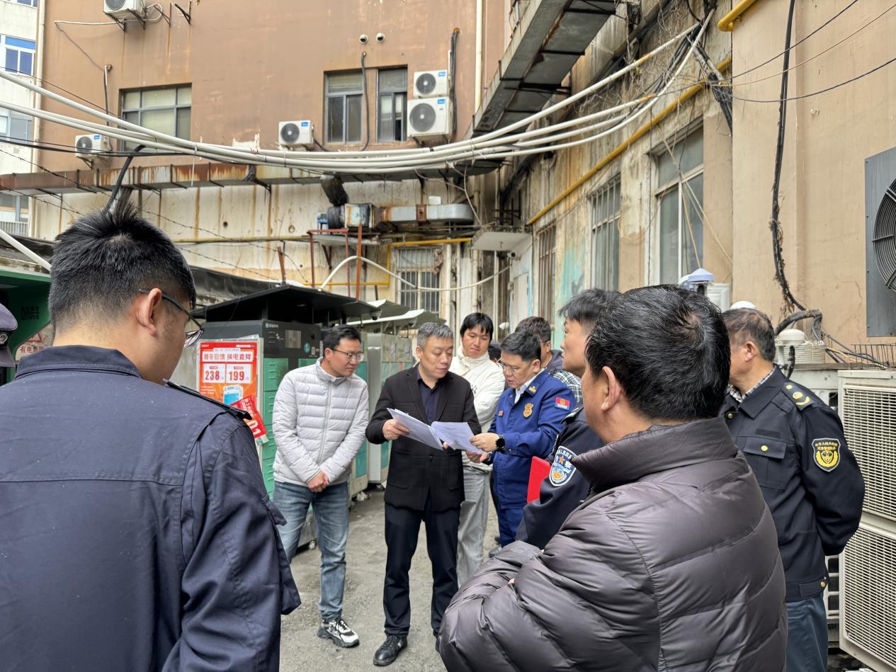 2025年3月24日，花木街道政协委员工作站会同交警二大队、花木派出所等现场调研由由社区，对“交通综合专项规划”前期方案踏勘会审。