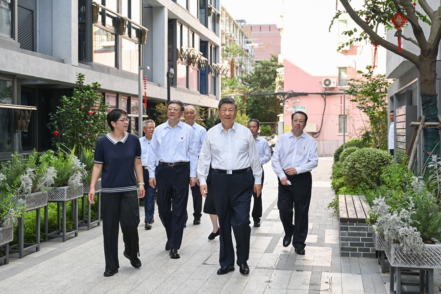 7月15日,中共中央总书记、国家主席、中央军委主席习近平在上海考察。这是习近平在黄浦区半淞园路街道市民新村居民区考察。新华社记者 谢环驰 摄