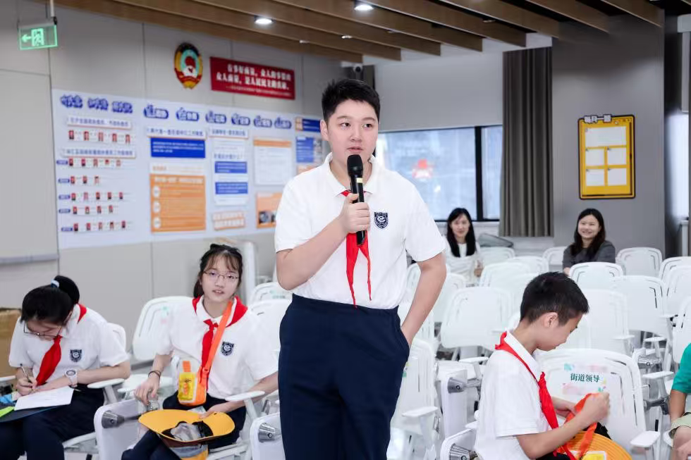 活动中，“青苗”（中学生）表达观点