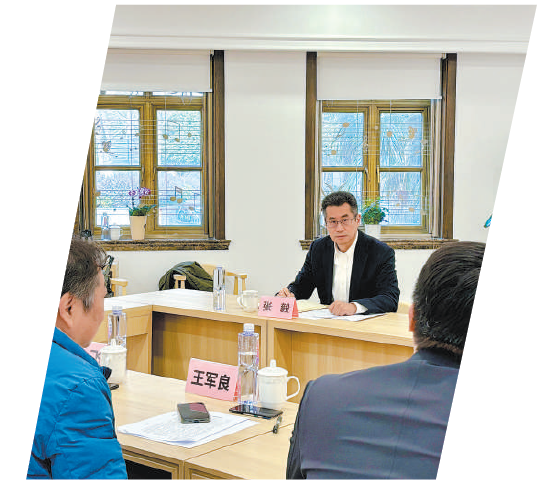 张毅委员在上海市长宁区虹桥街道古北市民中心就相关问题向法院、企业代表等征求意见。