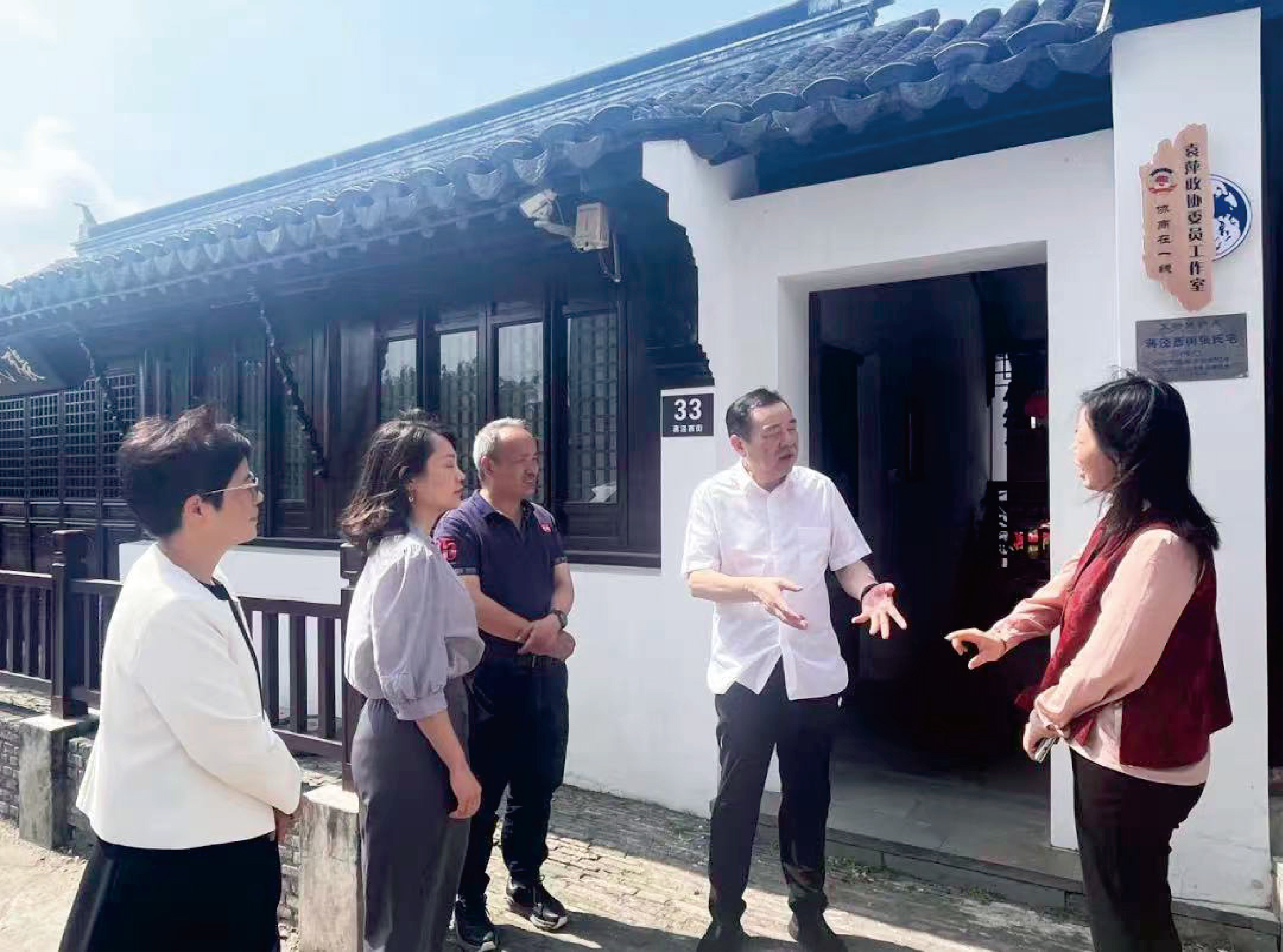 2024年5月15日， 松江区政协主席刘其龙赴松江版画院调研袁萍委员工作室