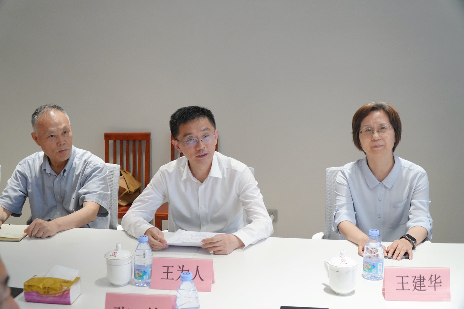 与企业座谈