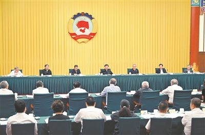 7月31日,十四届全国政协第四十八次双周协商座谈会在北京召开,中共中央政治局常委、全国政协主席王沪宁主持会议。记者 齐波 摄