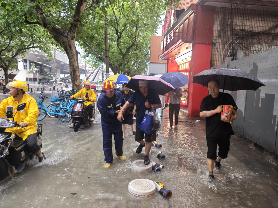 图为天钥桥路汇联商厦周边搭起的临时“水带桥”。/采访对象提供