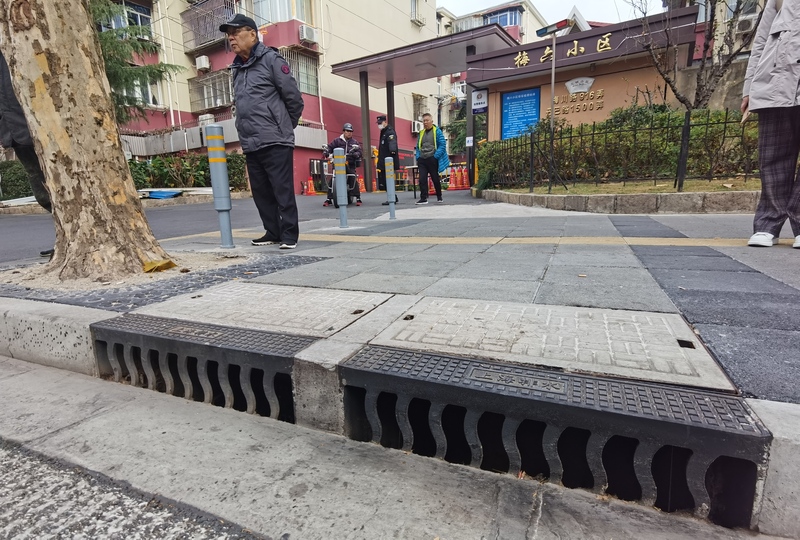 上海300多条道路实施了积水改善工程，图为改造后的梅六小区外下水口。 陈玺撼摄