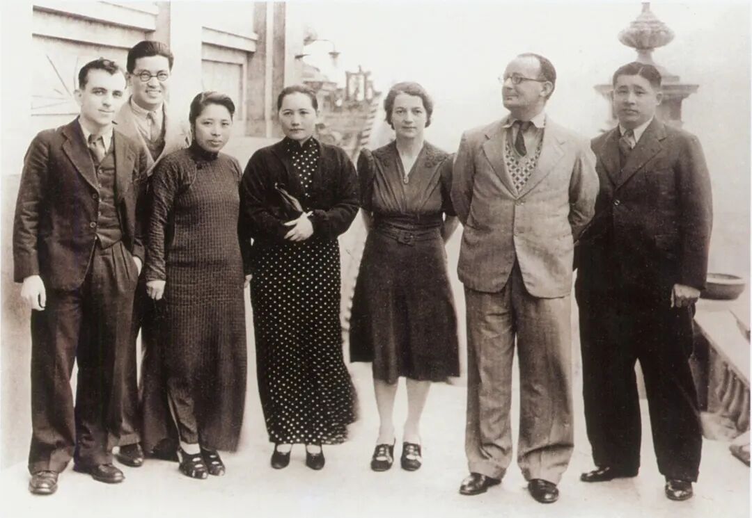1938年保卫中国同盟中央委员会部分成员在香港合影。左起:伊斯雷尔·爱泼斯坦、邓文钊、廖梦醒、宋庆龄、希尔达·塞尔温-克拉克、诺曼·法朗士、廖承志