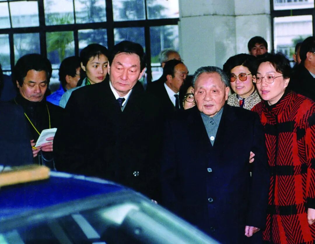 1991年2月6日,邓小平同志考察上海大众汽车有限公司,朱镕基同志陪同。新华社发