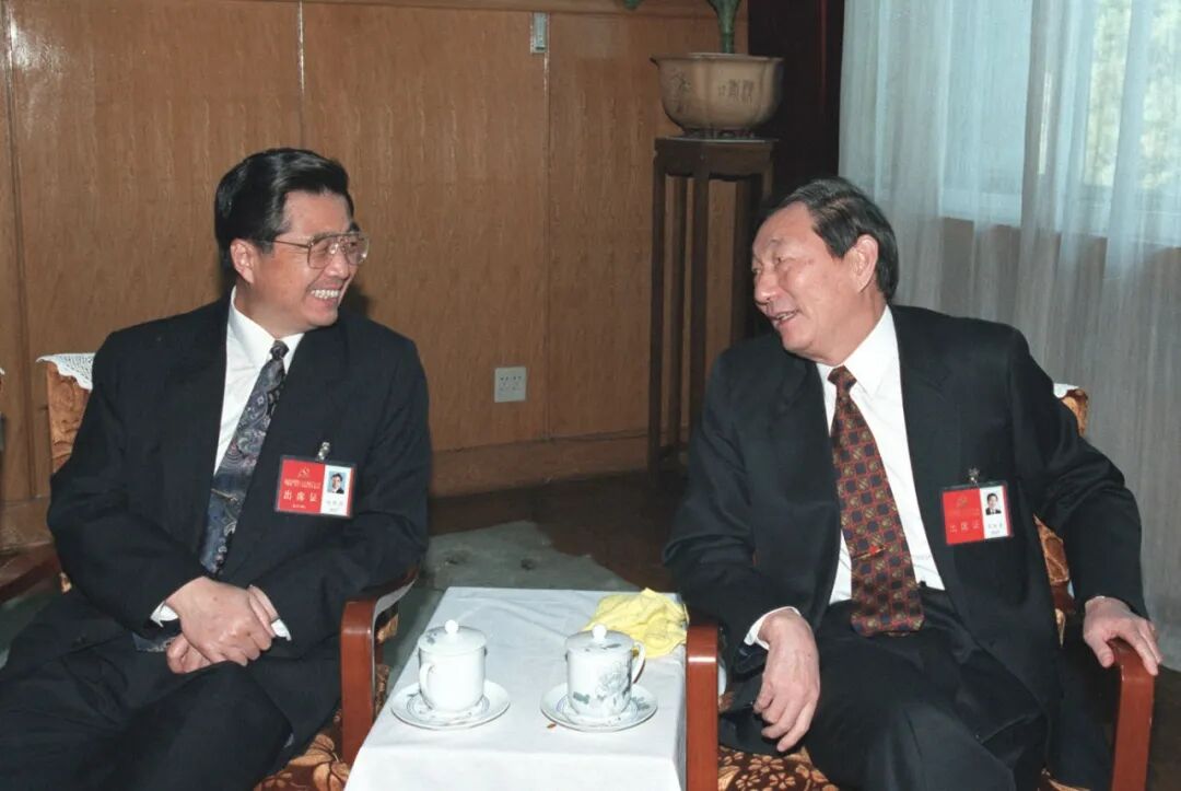 1997年9月18日,胡锦涛同志与朱镕基同志在北京人民大会堂交谈。新华社记者 王新庆 摄