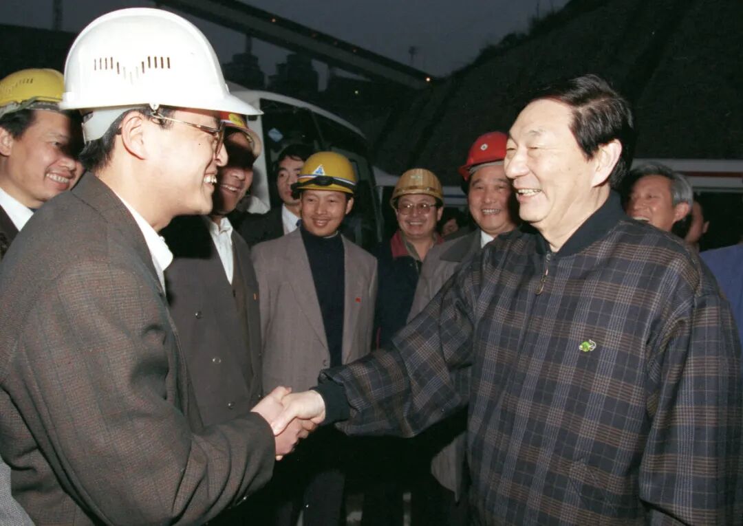 1998年12月29日,朱镕基同志在三峡工程施工现场与技术人员亲切握手。新华社记者 王新庆 摄