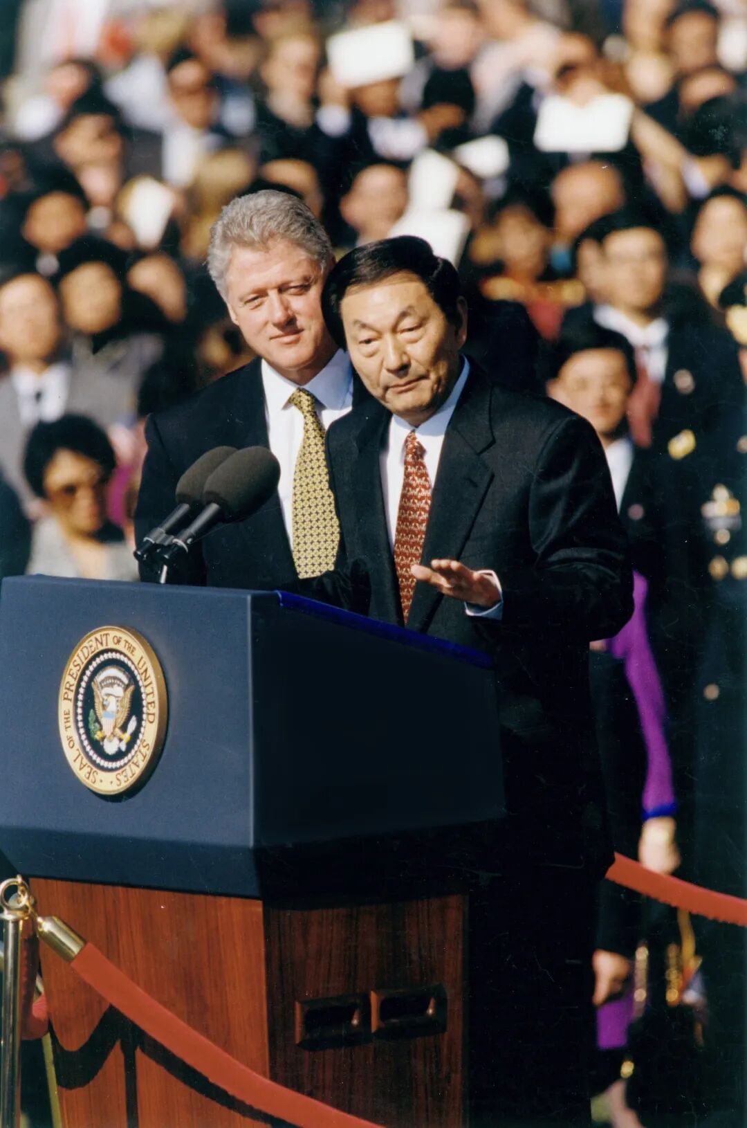 1999年4月8日,朱镕基同志访问美国期间出席美国总统克林顿在华盛顿举行的欢迎仪式并发表讲话。新华社发