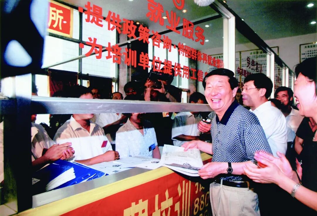 2002年7月22日,朱镕基同志在辽宁省沈阳市大东区职业技术培训中心考察。新华社记者 鞠鹏 摄