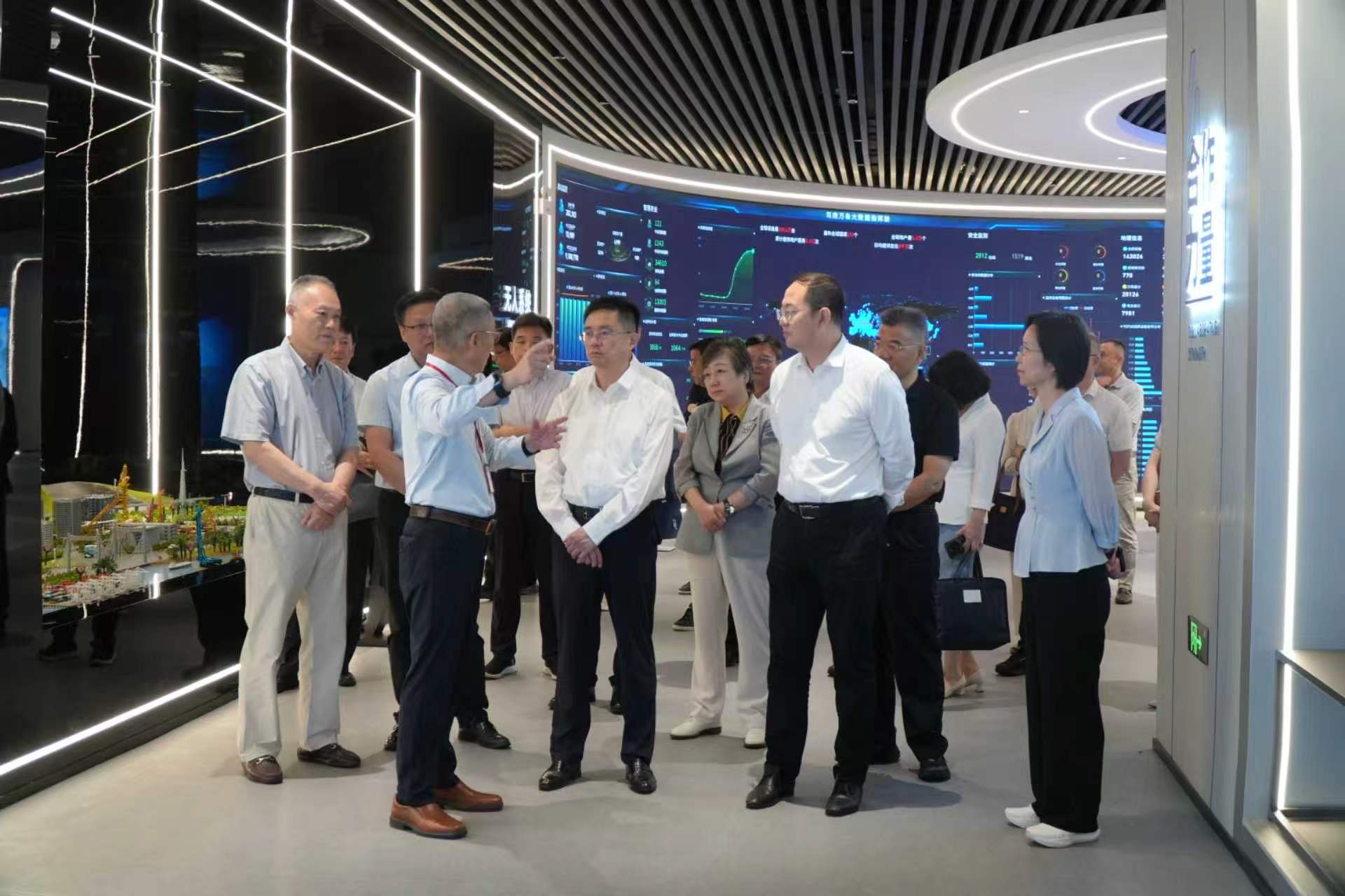 调研组参观司南导航