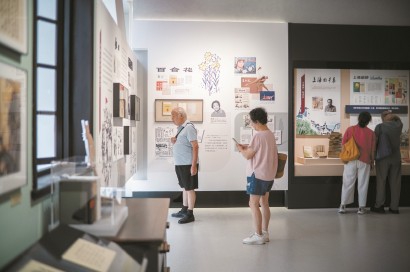 上海文学馆开馆首日,市民游客在展厅观展。 均解放日报记者 董天晔 摄