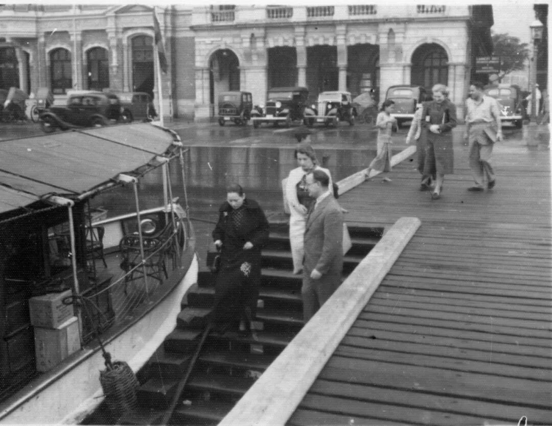 1939年,宋庆龄与克拉克、法朗士等一起,前往香港码头检查支援物资的装运情况<BR/>