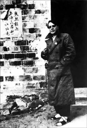 1938年底,史沫特莱在皖南新四军军部留影