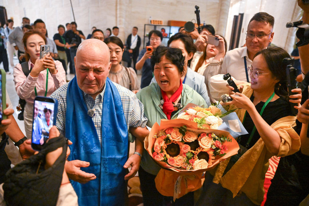 8月23日，在内蒙古鄂尔多斯伊金霍洛国际机场，“赛考斯”和殷玉珍重逢。