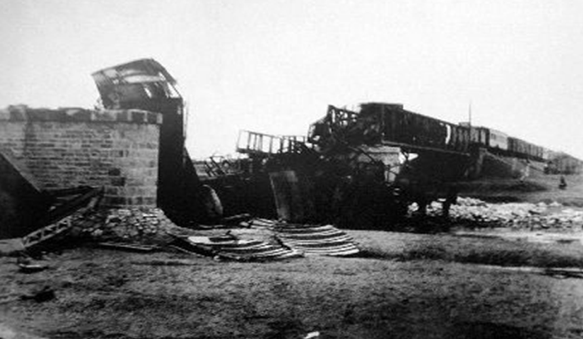 1931年九一八事变时,被日军炸毁的南满铁路柳条湖段现场。