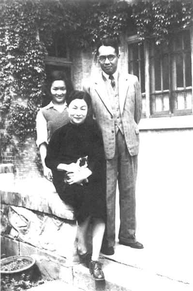 1950年清华校庆日,钱锺书一家摄于新林院寓所。(出自杨绛《我们仨》 三联书店 2004年)