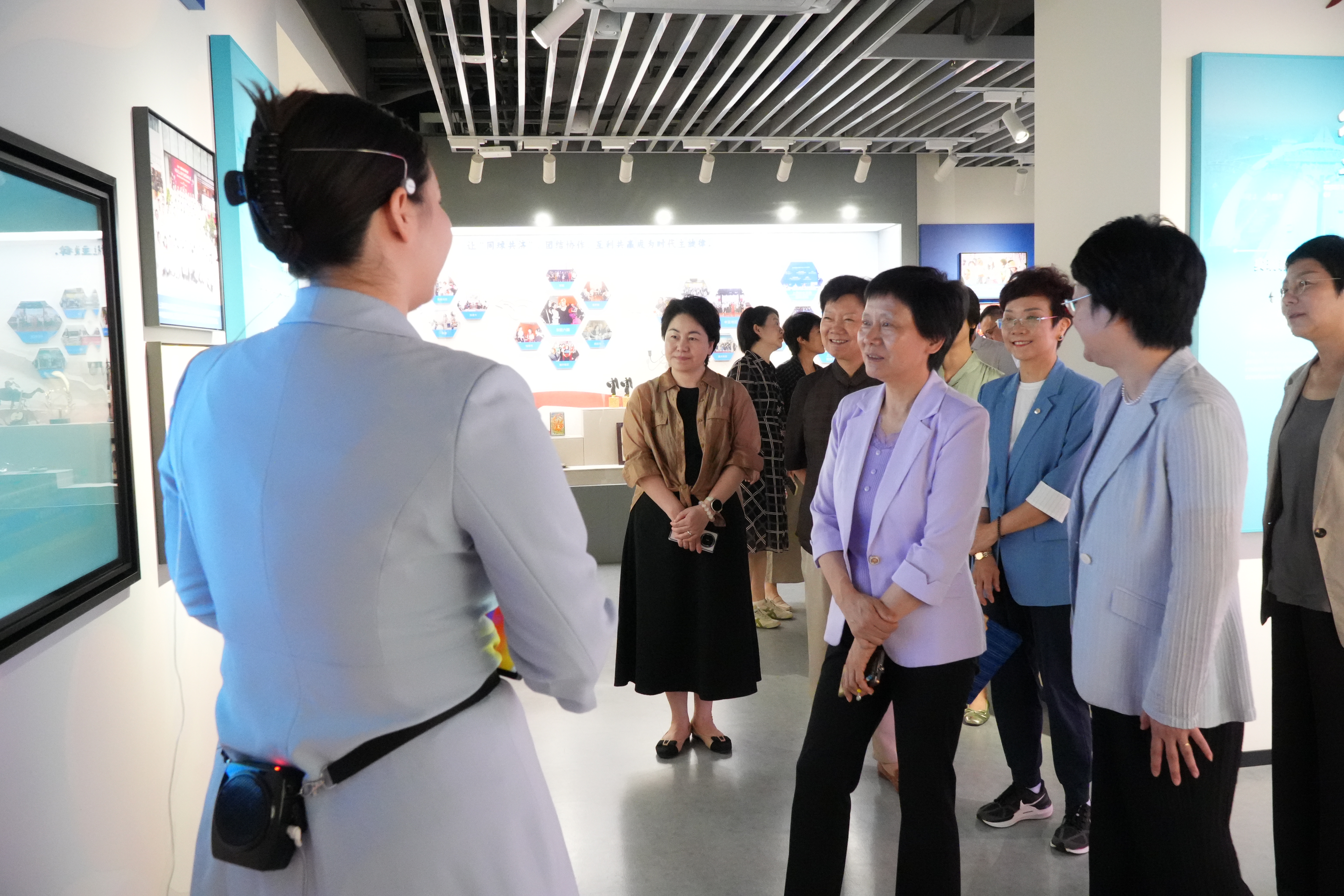 参观“初心映照,海上风华”中国妇女运动在上海历程展