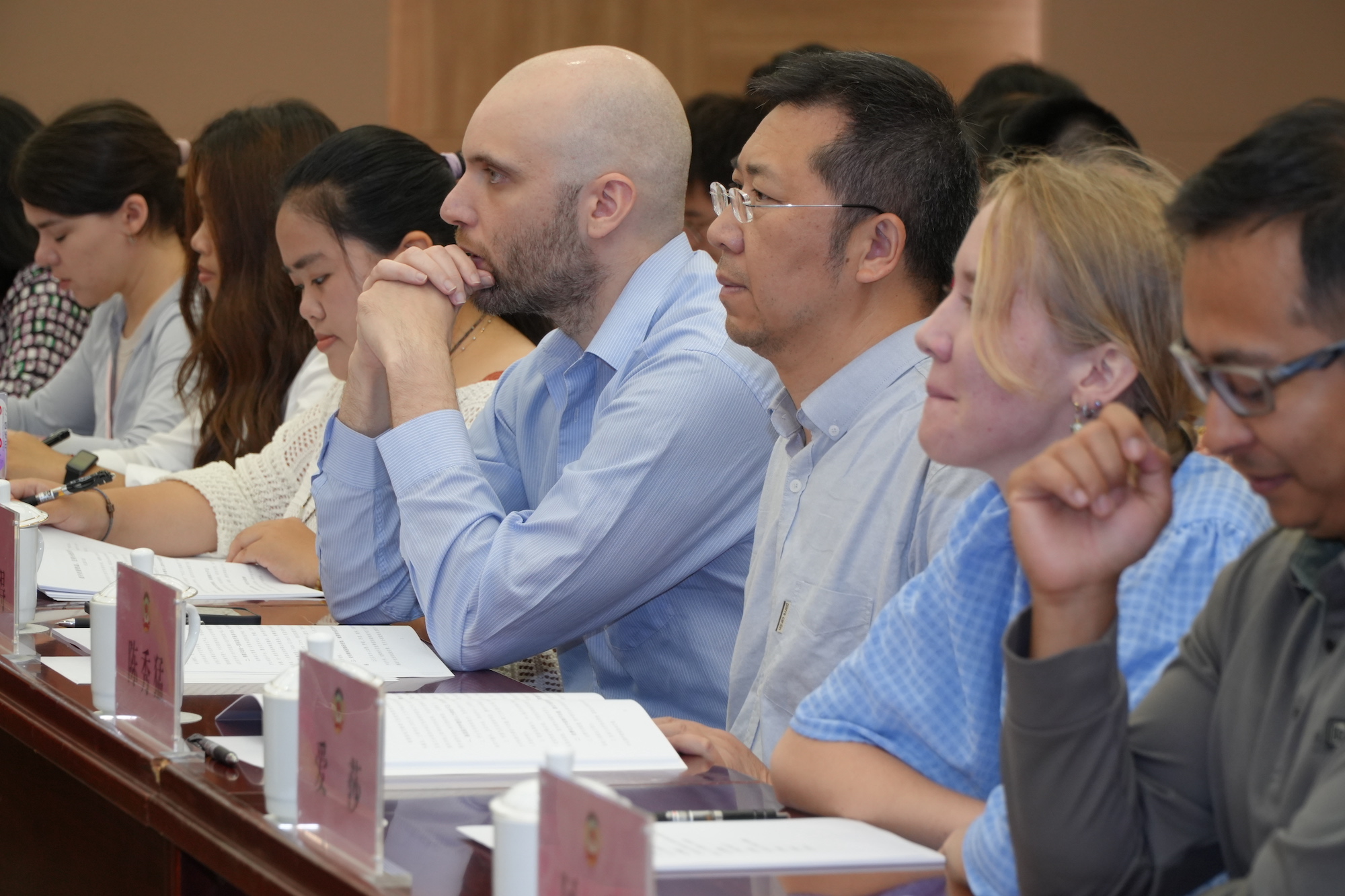 留学生观摩徐汇区政协双月协商会