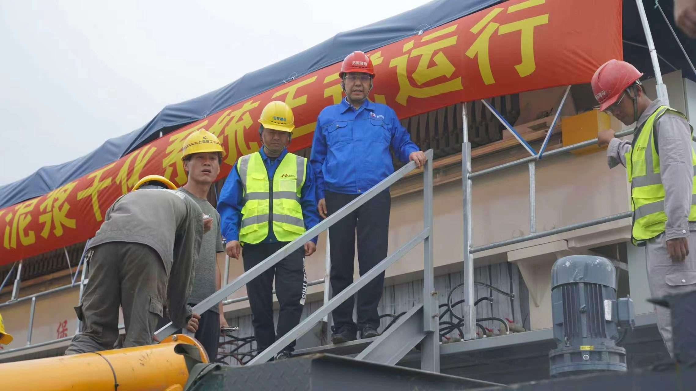 侯义宏在施工工地